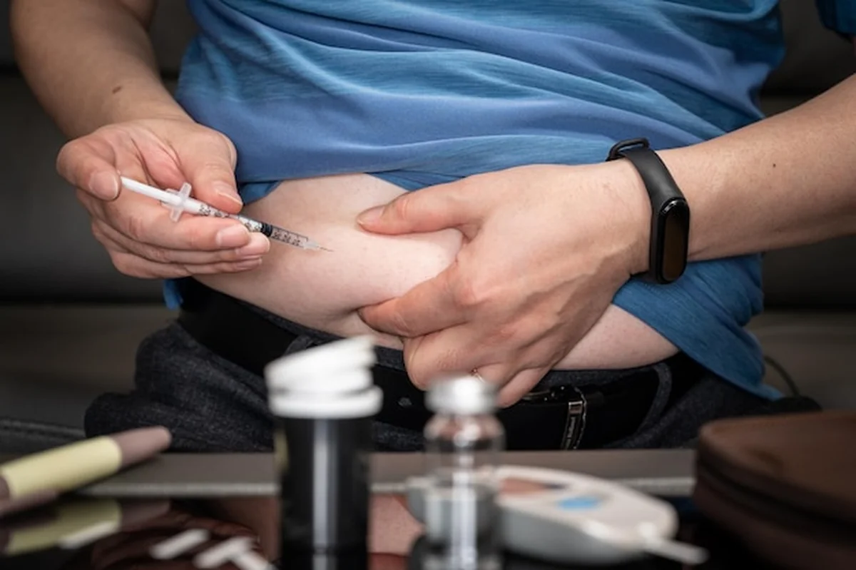 Mężczyzna z cukrzycą wykonuje zastrzyk z insuliną